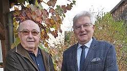 Mit Hans Müller gratulierte Bürgermeister Günther Hübner einem sehr verdienten Bürger der Gemeinde Harsdorf zum 85. Geburtstag.