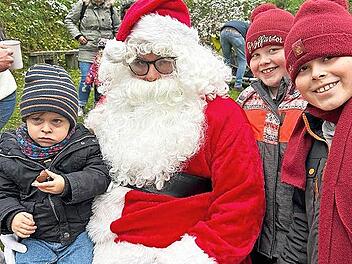 Ricardo, Samuel und Gabriella vom Kindergarten St. Elisabeth Kindergarten in Garitz freuen sich über den Besuch des Nikolaus, der die Spende des Gartenbauvereins brachte.