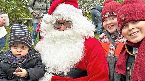 Ricardo, Samuel und Gabriella vom Kindergarten St. Elisabeth Kindergarten in Garitz freuen sich über den Besuch des Nikolaus, der die Spende des Gartenbauvereins brachte.