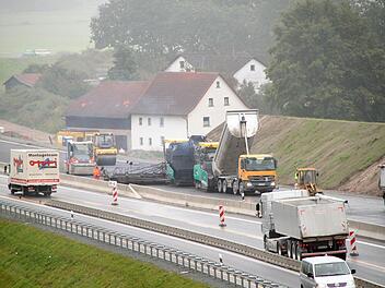 Auf Höhe der Autobahnbrücke bei Waldau arbeitete gestern ein Tross an Fahrzeugen, um auf der A70 die neue Asphaltdecke aufzubringen. Foto: Jochen Nützel