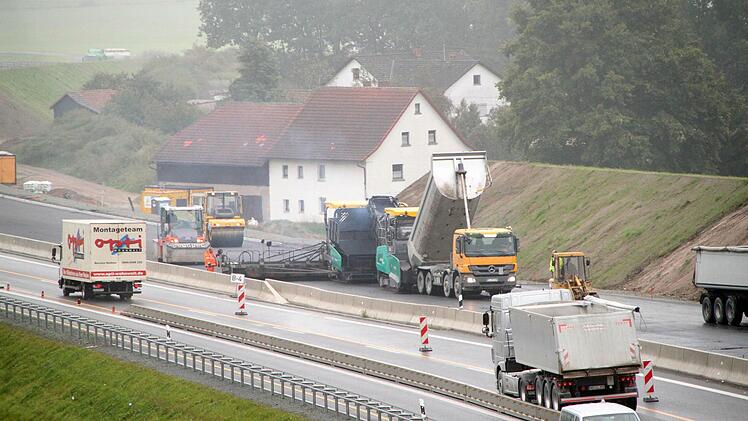 Auf Höhe der Autobahnbrücke bei Waldau arbeitete gestern ein Tross an Fahrzeugen, um auf der A70 die neue Asphaltdecke aufzubringen. Foto: Jochen Nützel