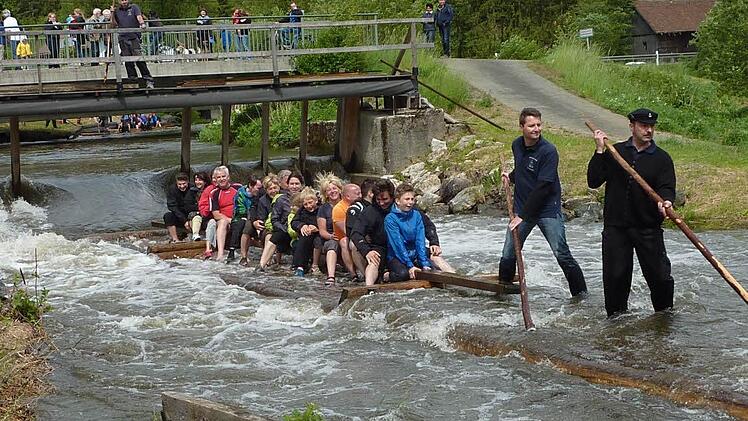 Mit Hurra ging es durch das Spezi-Wehr. Foto: Gerd Fleischmann