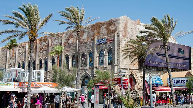 Mallorca (im Bild der MegaPark in Arenal) ist bei Urlaubern beliebt. Ermittlungen zufolge haben sich unseri&ouml;se Gesch&auml;ftemacher unter die Gastronomiebetriebe gemischt. Berichte &uuml;ber Etikettenschwindel und Gammel-Essen k&ouml;nnten Urlaubern den Appetit verderben.  Foto: Julian Stratenschulte, dpa