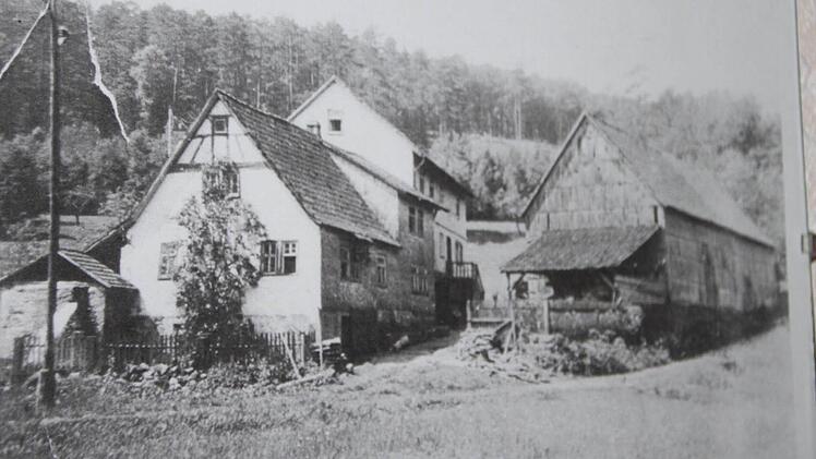 Erinnerungen an die Kindheit: Dieses Bild der Scheuermühle hängt bei Hans Schüßler im Wohnzimmer. Repro: Ulrike Müller
