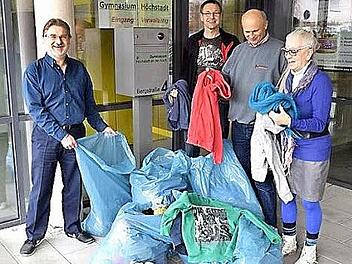 Stellvertretender Direktor Roland Deinzer, Hausmeister Heiko Meller, Kolpingvorsitzender Wilfried Stocklassa und Hausmeisterin Christine Lau (v. l.) bei der &Uuml;bergabe der Kleidungsst&uuml;cke Foto: Klaus Strienz