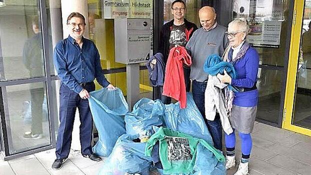 Stellvertretender Direktor Roland Deinzer, Hausmeister Heiko Meller, Kolpingvorsitzender Wilfried Stocklassa und Hausmeisterin Christine Lau (v. l.) bei der &Uuml;bergabe der Kleidungsst&uuml;cke Foto: Klaus Strienz