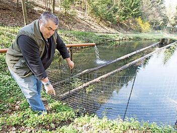 Martin Maschke ist Fischotterberater in Niederbayern. Mit Zäunen will er Fischotter von Teichen fernhalten. Auch in Oberfranken soll dieser Tage ein solcher Berater eingesetzt werden. Symbolfoto: Armin Weigel/dpa