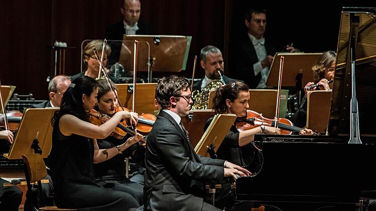 Frank Dupree beeindruckte im Coburger Kongresshaus Rosengarten als Solist im Klavierkonzert G-Dur von Maurice Ravel. Foto: Jochen Berger