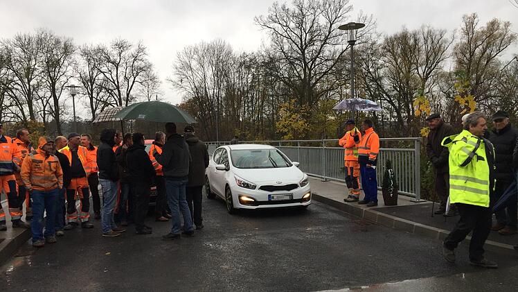 Die Freigabe der Brücke ...