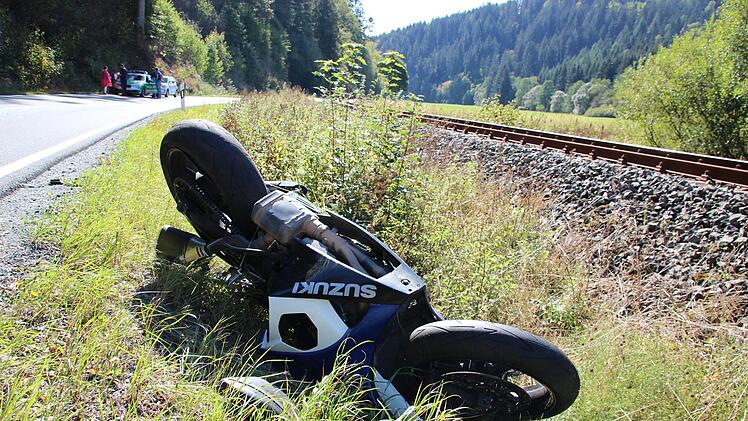 Motorradunfall am Sonntagnachmittag (16. September 2018): Ein 44-Jähriger verliert zwischen Steinwiesen und Nordhalben die Kontrolle über sein Gefährt. Foto: Andreas Schmitt