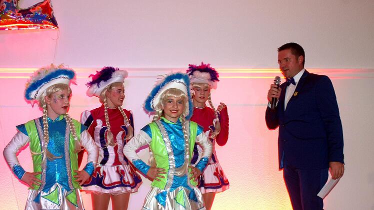 Moderator Christian Kremer stellt die vier Tanzmariechen  vor. Von links Lena, Maria Julia und Amira.Susanne Deuerling