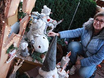 Maria Wahler engagiert sich seit Beginn im Helferkreis der Asyl-Unterkunft in Ebenhausen und erklärt manchmal, was es mit unseren Bräuchen und Traditionen rund um Weihnachten auf sich hat. Fotos: Carmen Schmitt