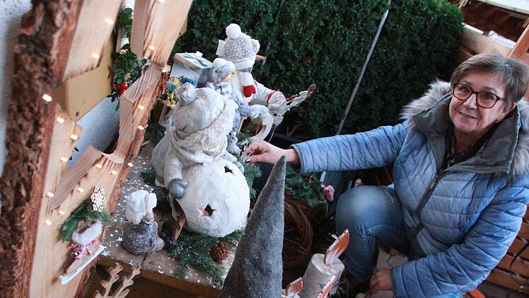 Maria Wahler engagiert sich seit Beginn im Helferkreis der Asyl-Unterkunft in Ebenhausen und erklärt manchmal, was es mit unseren Bräuchen und Traditionen rund um Weihnachten auf sich hat. Fotos: Carmen Schmitt