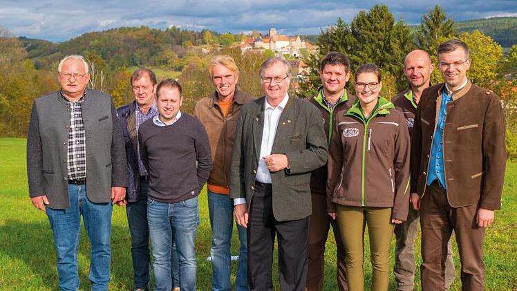 Vorstand und Geschäftsführung der Waldbesitzervereinigung Kronach-Rothenkirchen im Jubiläumsjahr. Das Bild zeigt (von links): Rechnungsführer und Gerätewart Hans-Ulrich Müller, die Beisitzer und Gerätewarte Klaus Dressel und Christian Barnickel, Schriftführer Friedwald Schedel, Ersten Vorsitzenden Georg Konrad, die Geschäftsführer Tobias Wicklein, Christin Müller-Lisa und Wolfgang Schirmer sowie Zweiten Vorsitzenden Markus Wich. Im Hintergrund die Feste Rosenberg. Volker Konrad