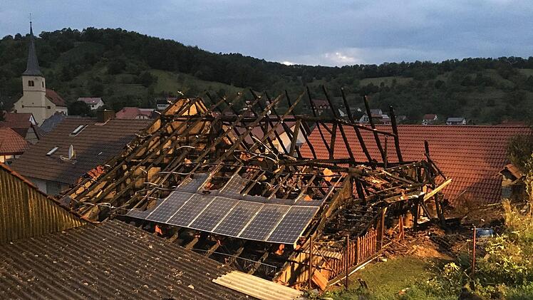Am frühen Abend war der Brand zwar gelöscht, trotzdem war wegen Glutnestern eine Brandwache über Nacht nötig. Foto: Ralf Ruppert