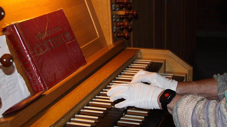 Alfons Zeis an der Orgel der Heilig-Geist-Kirche in LichteneicheFoto: Marcel Terillo