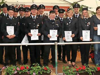 Im Rahmen des Jubiläums wurde eine stattliche Anzahl von Feuerwehrleuten befördert.