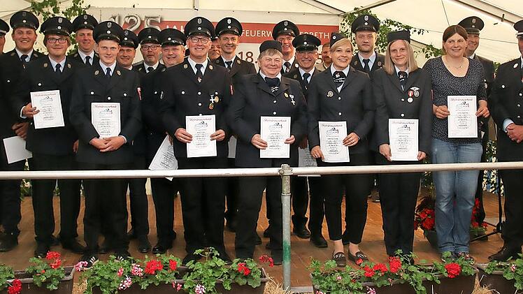 Im Rahmen des Jubiläums wurde eine stattliche Anzahl von Feuerwehrleuten befördert.