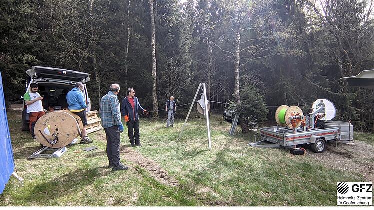 Einbau einer Bohrloch-Geophonkette zur Überwachung von Schwarmbeben bei Klingenthal