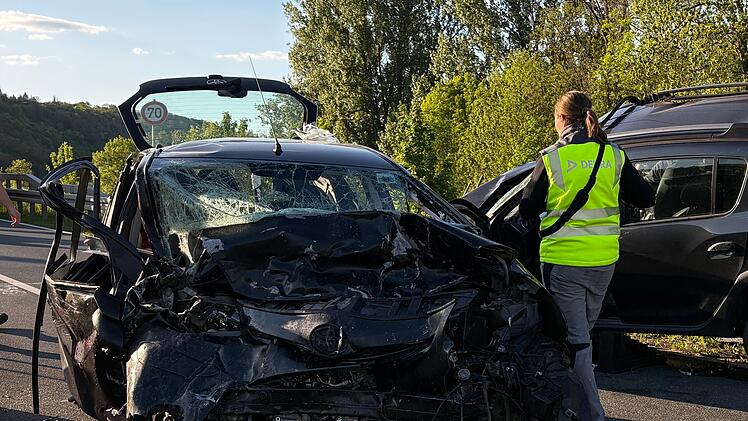 Tödlicher Unfall in Unterfranken: Zwei Personen sterben nach Frontalzusammenstoß