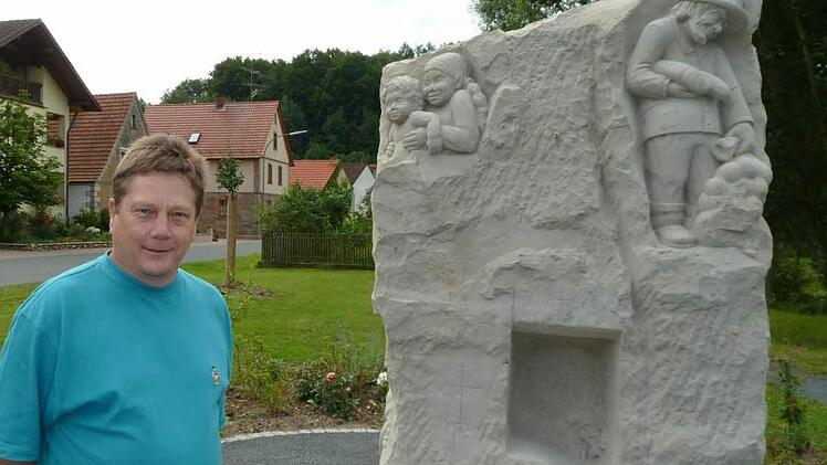 Roland Wolf, der Erste Vorstand des Haßbergvereins Breitbrunn, am Veitensteindenkmal in Lußberg. Foto: Sabine Meißner