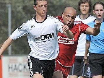 Niederndorfs Trainer Alan Hassgall - hier noch im roten Trikot des ASV Vach - kann seinen Spielern vorerst nur von außen helfen.