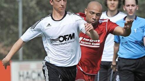 Niederndorfs Trainer Alan Hassgall - hier noch im roten Trikot des ASV Vach - kann seinen Spielern vorerst nur von außen helfen.