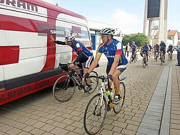 Auf geht's: Die Radsportler beim Start vor dem Oerlenbacher Rathaus. Fotos: Stefan Geiger