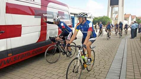 Auf geht's: Die Radsportler beim Start vor dem Oerlenbacher Rathaus. Fotos: Stefan Geiger