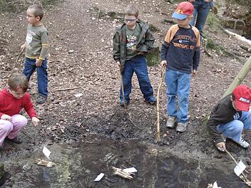 Kinder aus der Tagesstätte St. Anna und aus dem Hort St. Martin in Lichtenfels nehmen gemeinsam an dem Angebot der offenen Gruppe "Natur" teil. Foto: Emanuel Büttner