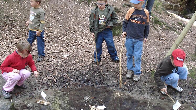 Kinder aus der Tagesstätte St. Anna und aus dem Hort St. Martin in Lichtenfels nehmen gemeinsam an dem Angebot der offenen Gruppe "Natur" teil. Foto: Emanuel Büttner