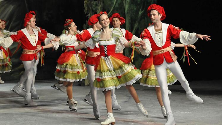 Perfektion auf dem Eis bot das St. Petersburger Eisballett bei "Schwanensee" in der Bad Kissinger Eishalle. Foto: Klopf