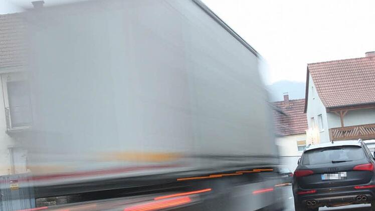 Besonders die vielen Lkw, die täglich durch den Ort fahren, bereiten den Nüdlingern Kopfschmerzen.  Foto: Robert Huger