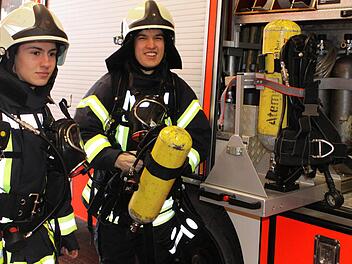 Bild aus vergangenen Tagen: Die Atemschutzträger der Wernarzer Wehr Florian Geis (l.) und Thorsten Aull im Jahre 2013. Foto: Thomas Dill
