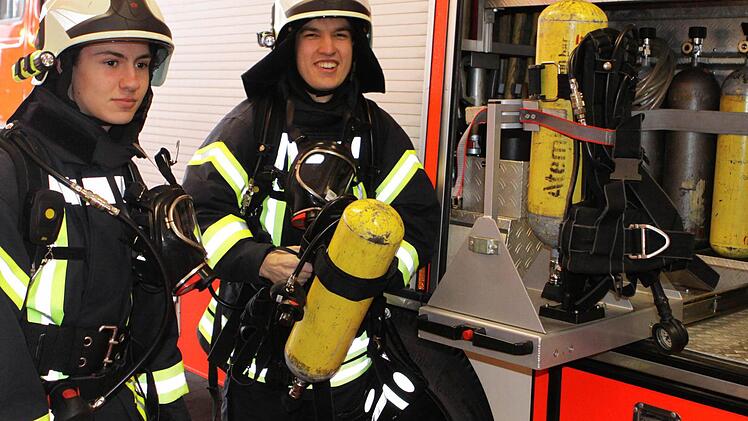 Bild aus vergangenen Tagen: Die Atemschutzträger der Wernarzer Wehr Florian Geis (l.) und Thorsten Aull im Jahre 2013. Foto: Thomas Dill