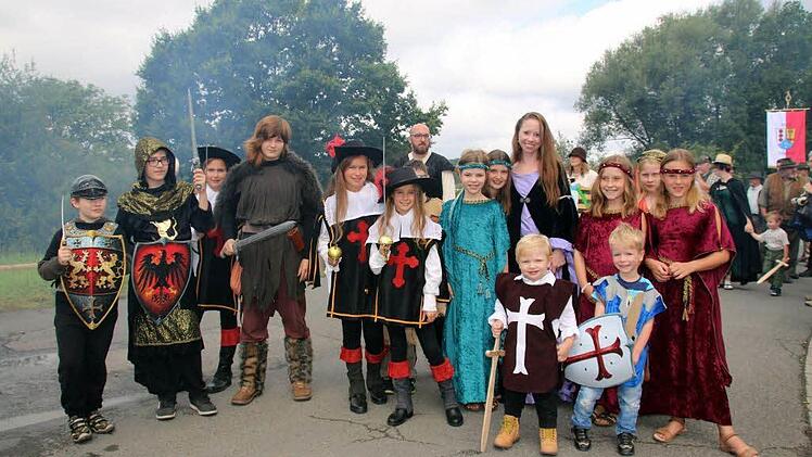 Über 100 Teilnehmer in historischen Gewändern machten den diesjährigen Festumzug zu einem der größten in der Geschichte des Altstadtfests. Allein über 20 Seßlacher Kinder waren dem Aufruf von Tourismuschefin Carolin Franz (im lila Kleid) gefolgt und nahmen begeistert am Umzug teil.