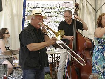 "Hey, come on and swing". Die "Oldies" (aber auch Neu-Akteure) jazzen einmal im Jahr im Burghof der Trimburg, was die Instrumente hergeben. Foto: Winfried Ehling