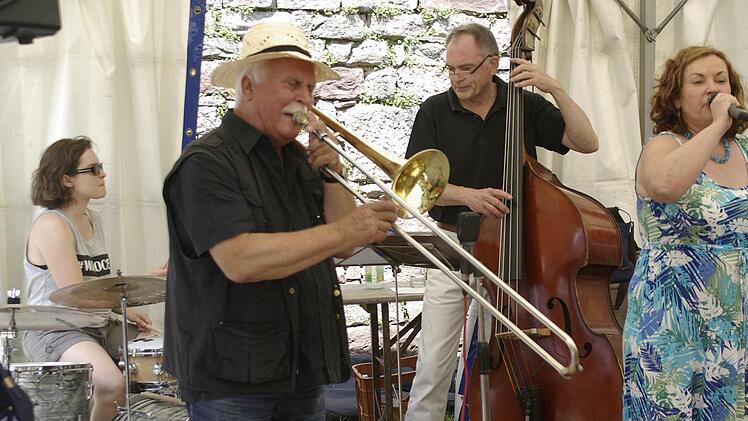 "Hey, come on and swing". Die "Oldies" (aber auch Neu-Akteure) jazzen einmal im Jahr im Burghof der Trimburg, was die Instrumente hergeben. Foto: Winfried Ehling