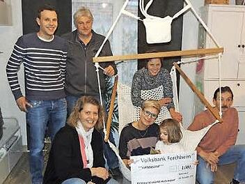 Die Bauhofmitarbeiter übergaben gemeinsam mit Alexandra Fehse (links vorne) von der Hallerndorfer Rathausverwaltung eine Spende an Nele und ihre Mutter (Bildmitte).  Foto: Mathias Erlwein