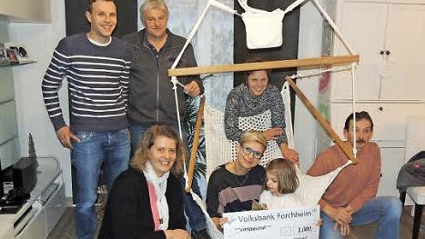 Die Bauhofmitarbeiter übergaben gemeinsam mit Alexandra Fehse (links vorne) von der Hallerndorfer Rathausverwaltung eine Spende an Nele und ihre Mutter (Bildmitte).  Foto: Mathias Erlwein