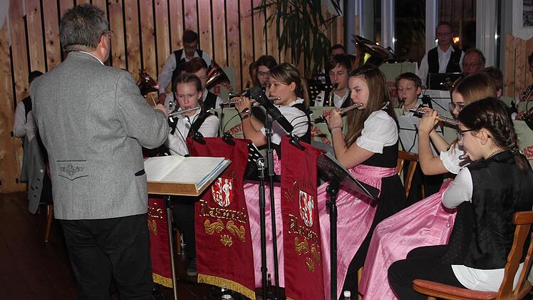 Die Untersteinacher Blasmusik begeisterte bei ihrem vorweihnachtlichen Konzert.  Foto: Sonny Adam