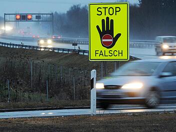 Ein 67-Jähriger gefährdete in Unterfranken gleich mehrere Verkehrsteilnehmer. Beinahe gab es eine Frontalkollision.  Symbolbild: Tobias Hase/dpa