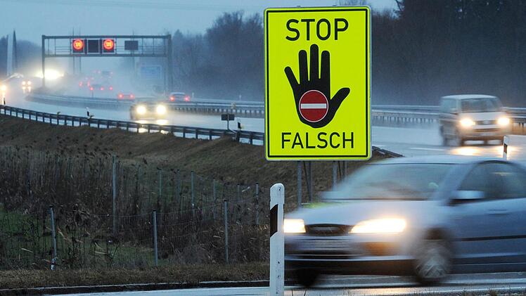 Ein 67-Jähriger gefährdete in Unterfranken gleich mehrere Verkehrsteilnehmer. Beinahe gab es eine Frontalkollision.  Symbolbild: Tobias Hase/dpa