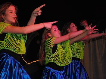 Schlag auf Schlag ging es bei der beliebten Mini Playback Show. Hier Hannah Kast, Lilly-Marie Helfrich und Eva Schumm. Evelyn Schneider