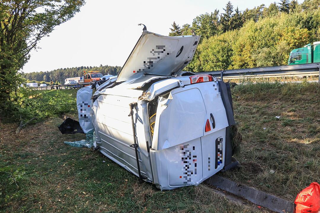Auf der A70 bei Stadelhofen: Transporter  durchbricht Leitplanke – zwei Verletzte