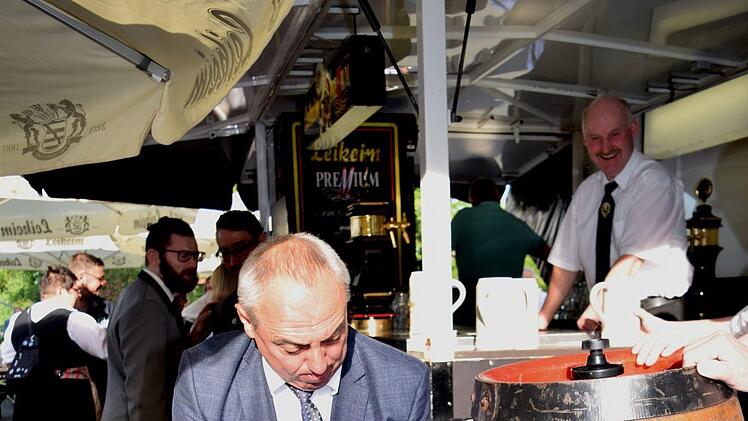 Beim Bieranstich musste Erster Bürgermeister Robert Hümmer diesmal am Zapfhahn  schon etwas fester zupacken. Foto: Dieter Radziej