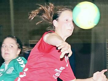 Carina Barth traf dreimal, hier scheitert sie jedoch mit ihrem Sprungwurf. Foto: Dietz