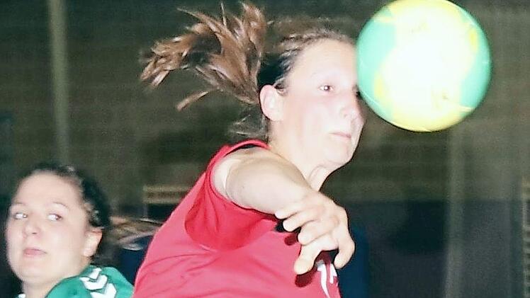 Carina Barth traf dreimal, hier scheitert sie jedoch mit ihrem Sprungwurf. Foto: Dietz