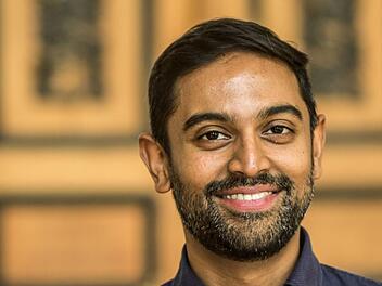 Harish Shankar ist der erste von insgesamt drei Kandidaten für die Nachfolge von Roland Kluttig als Generalmusikdirektor am Landestheater, der sich in Coburg vorstellen wird. Foto:  Jochen Berger