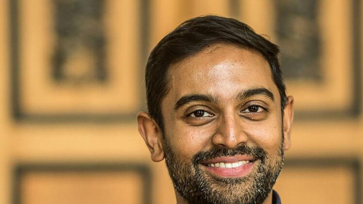 Harish Shankar ist der erste von insgesamt drei Kandidaten für die Nachfolge von Roland Kluttig als Generalmusikdirektor am Landestheater, der sich in Coburg vorstellen wird. Foto:  Jochen Berger